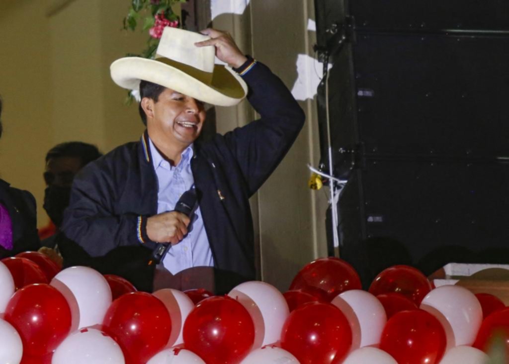Pedro Castillo asume en Perú como nuevo Presidente, con varios desafíos por delante