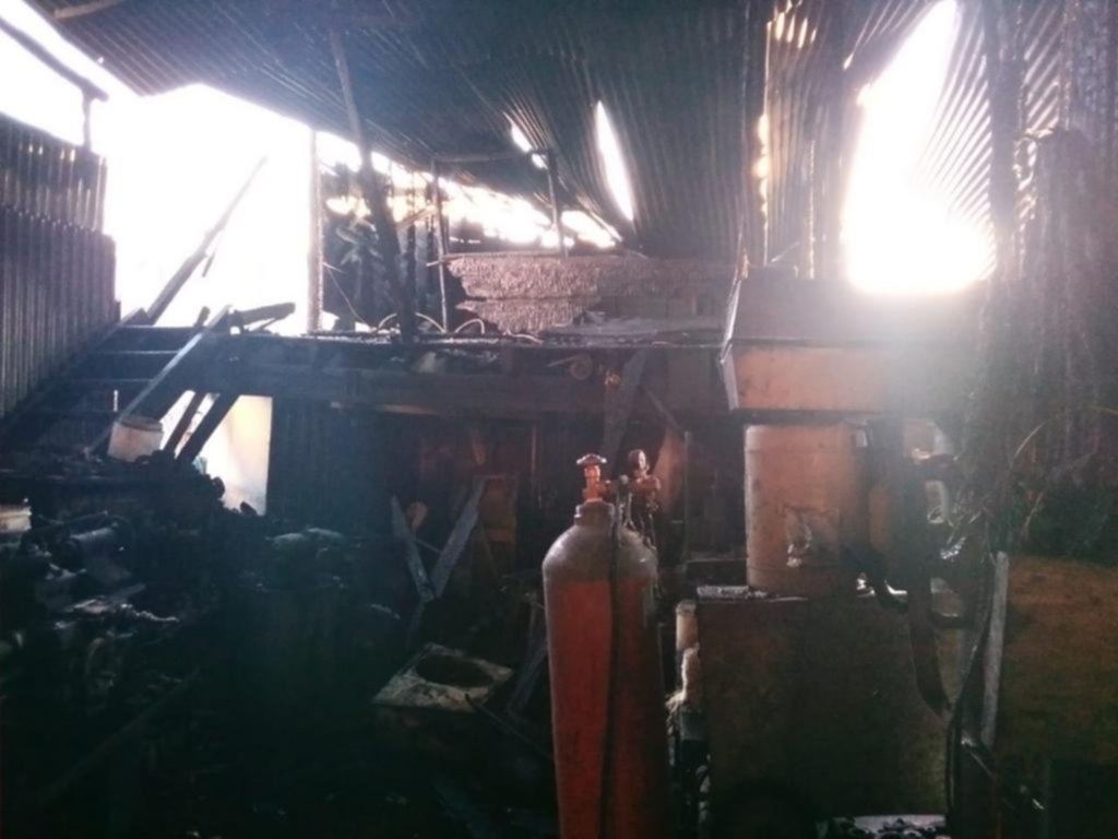 Tres incendios destruyeron casas, un taller y cables de luz