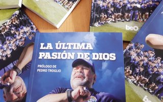 Editaron “La Última Pasión de Dios”, el libro que relata el paso de Maradona por Gimnasia