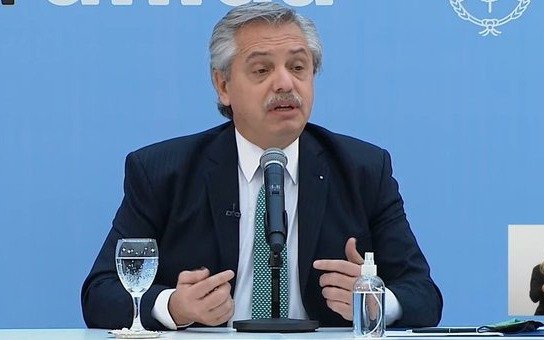 Los funcionarios del oficialismo que son precandidatos "deben dejar sus cargos", advirtió Fernández