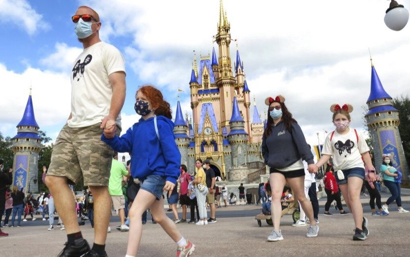 Vuelven a usarse barbijos a los parques de Disney en Estados Unidos