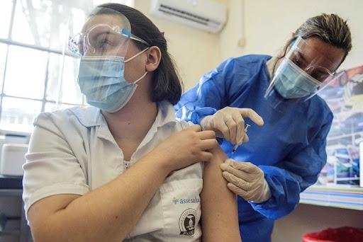 Uruguay dará una tercera dosis de Pfizer como refuerzo