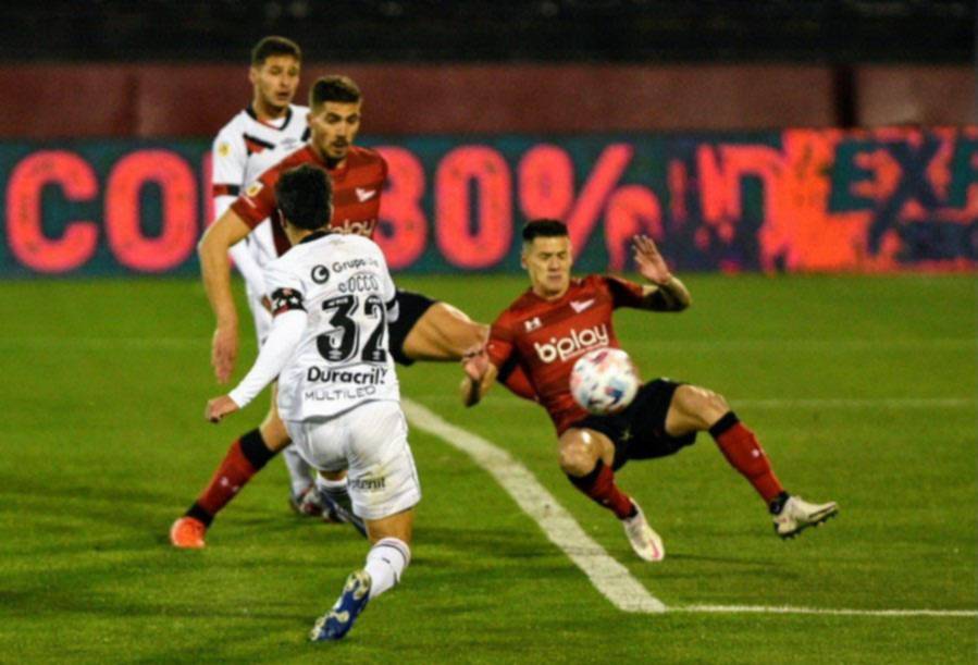 ¿Fue penal de Mansilla a Zuqui en el final del primer tiempo?