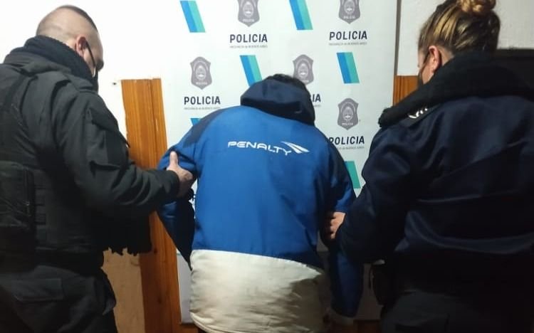 Violencia en Los Hornos: atacó a su pareja, que tenía a una beba en brazos
