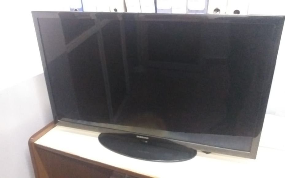 Rápido y violento: rompió la puerta para meterse a una casa y en segundos se llevó un TV