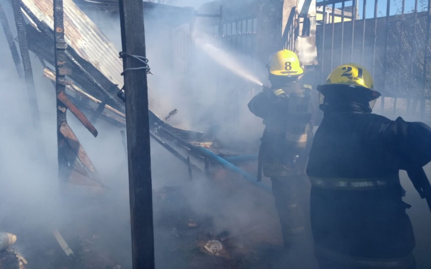 Tensión, susto y una casa devorada por las llamas en Berisso