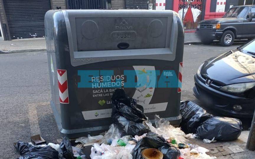 Malestar en el microcentro platense por contenedores desbordado de basura: 