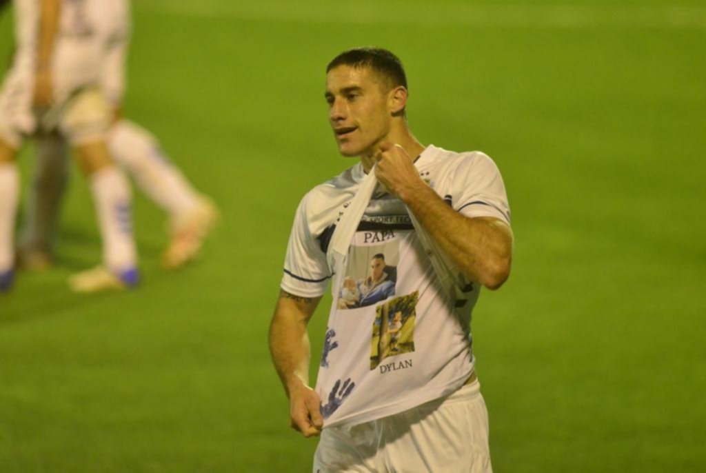 Leo Morales, la alegría por el triunfo, su gol y una remera muy especial