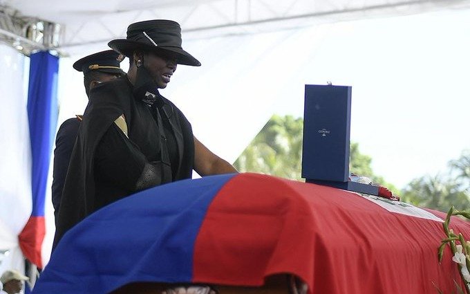 "Sentí que me ahogaba por la sangre en la boca", dijo la viuda del presidente asesinado en Haití