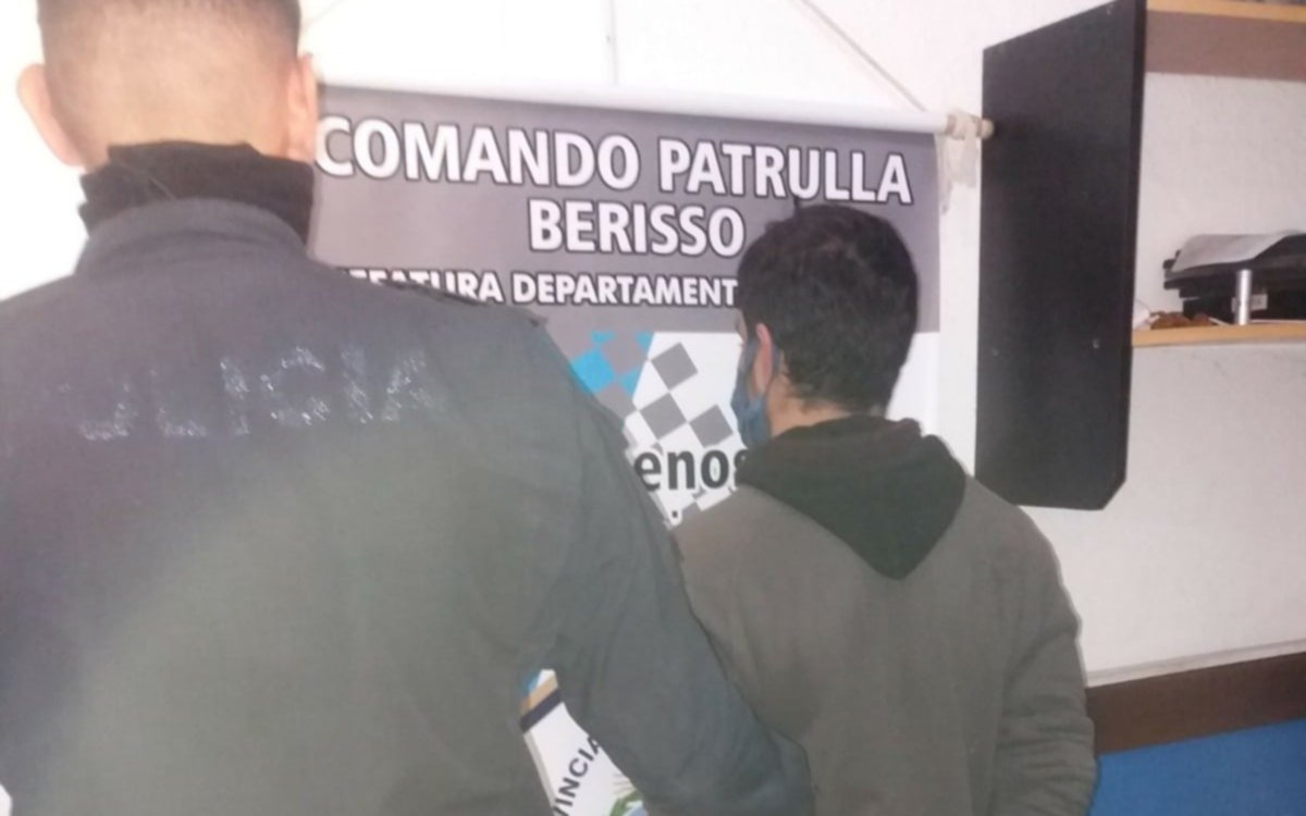 Tensión en Berisso: disparó desde un auto y los vecinos le rompieron la luneta