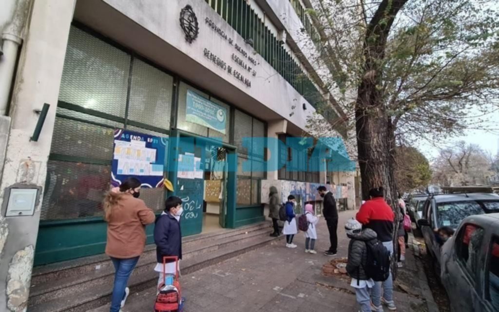 Los docentes bonaerenses con factores de riesgo que estén vacunados deberán regresar a las aulas el 9 de agosto