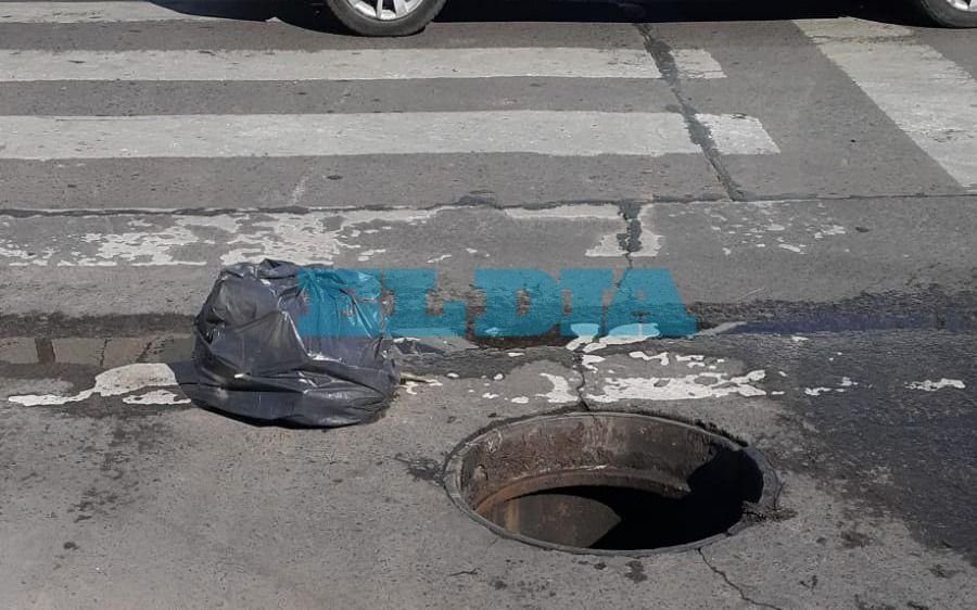 Inquietud vecinal por la falta de una tapa de registro cloacal en pleno centro