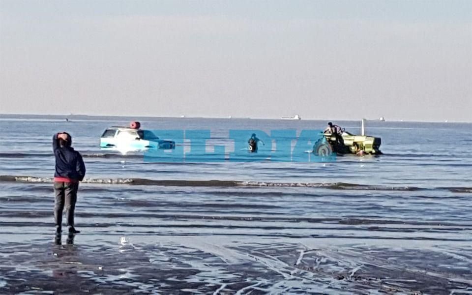 Bajó la camioneta a la playa de Punta Lara, creció la marea y los "tapó el agua"
