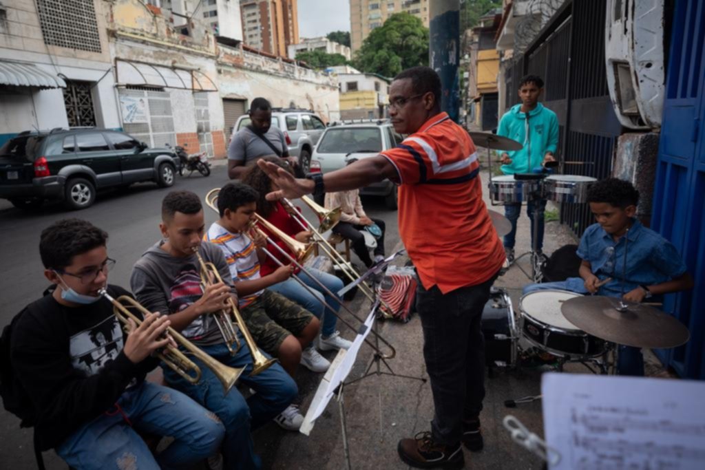 Aprender música en la calle, un regalo para niños de una favela de Caracas