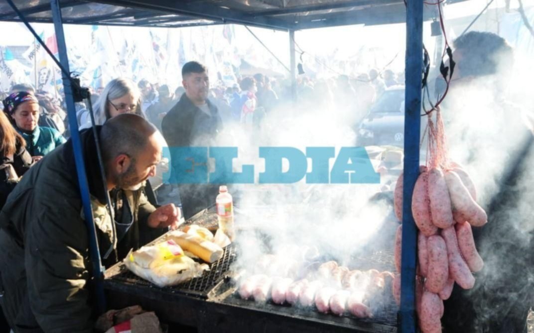 FOTOS | Choris, patys y bombos: el color en las afueras de la presencia de CFK en Ensenada