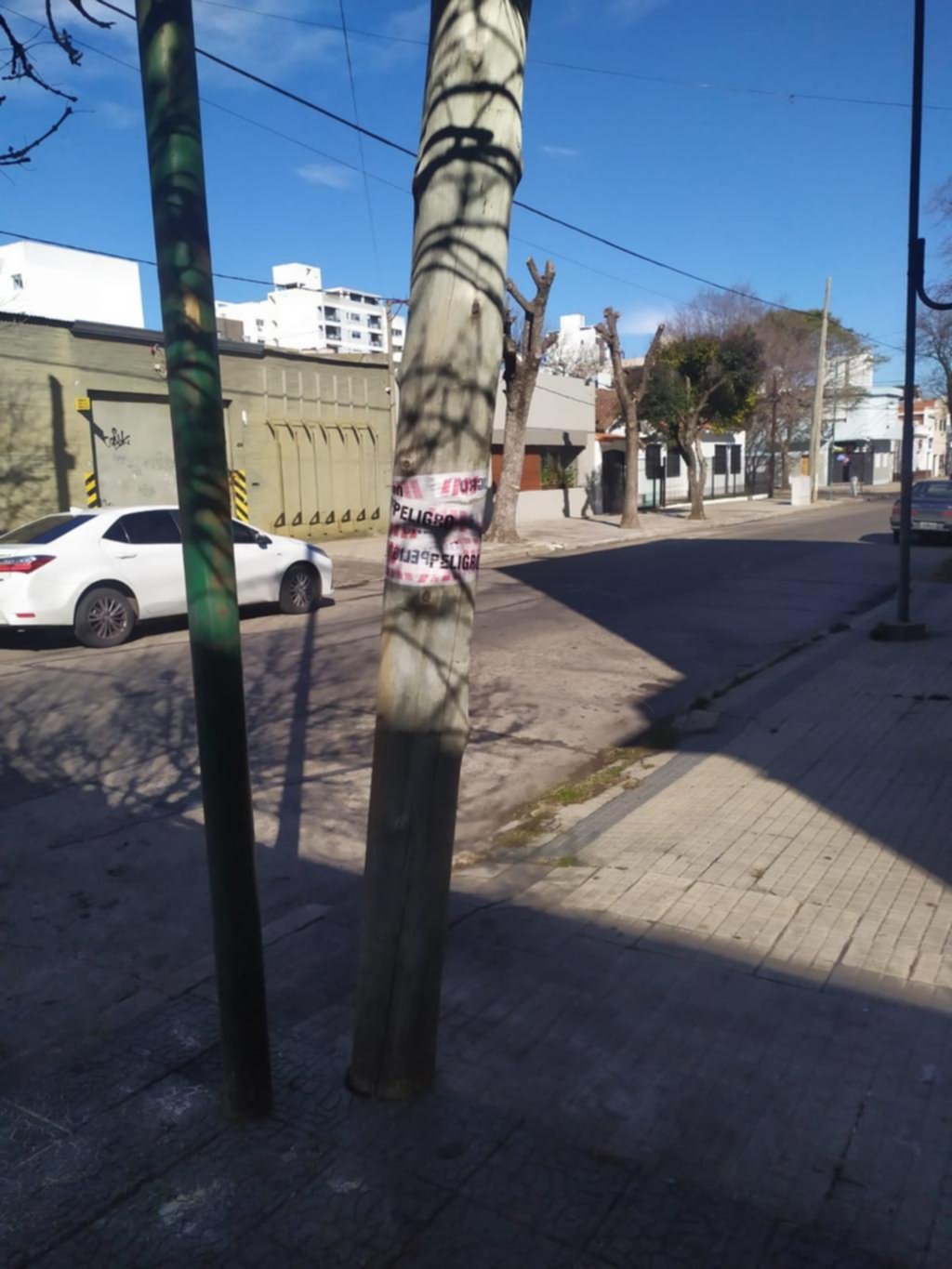 Un poste torcido preocupa en una cuadra de Barrio Norte