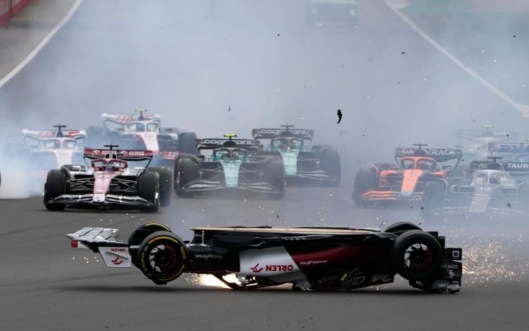 Terrible accidente en F1: el piloto chino Guanyu Zhou se salvó de milagro