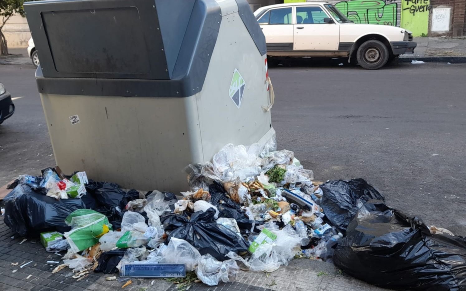 La basura copó la calle en pleno centro