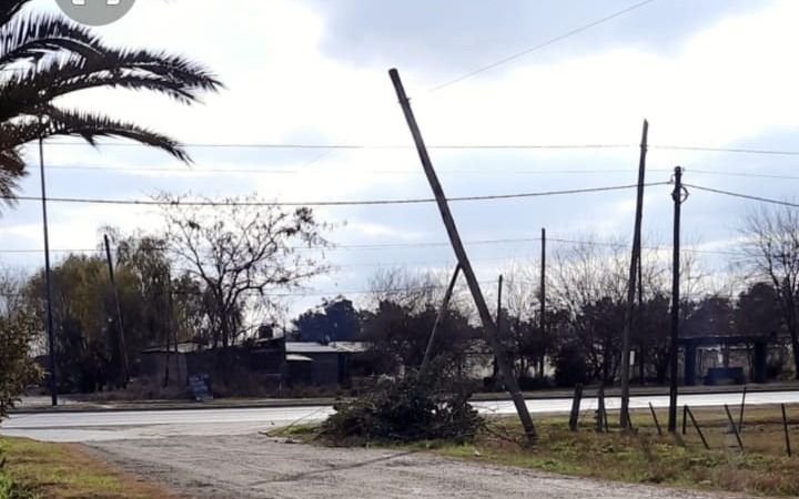 Poste a punto de caer pone en riesgo a los vecinos
