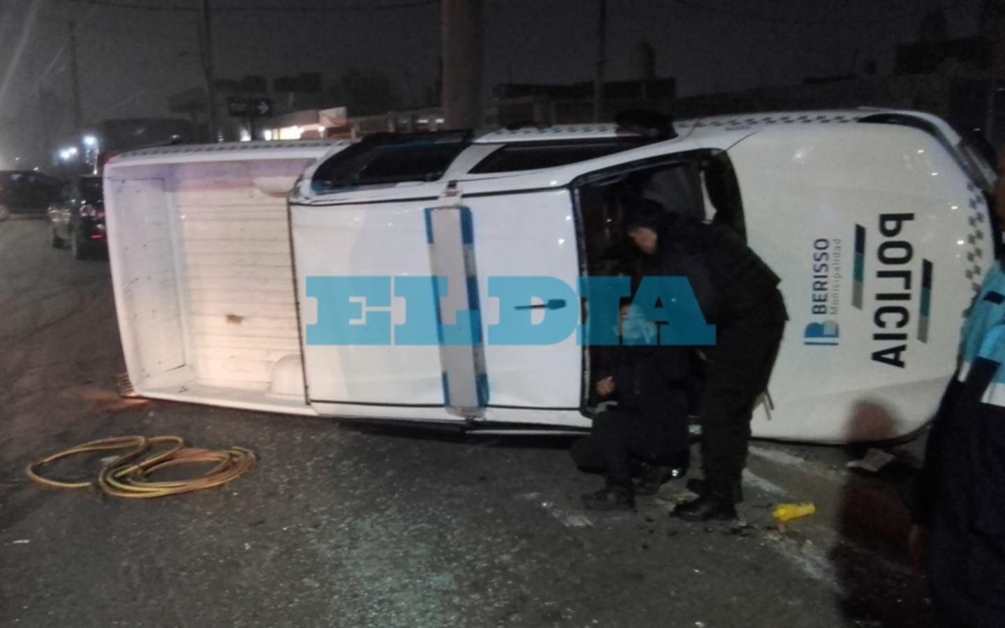 Volcó un patrullero en Berisso y un oficial quedó atrapado