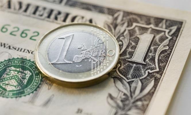 El euro cae a su nivel más bajo frente al dólar en casi 20 años