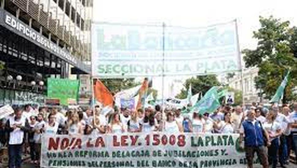 La ley previsional del Bapro, atada a un cierre entre el FdT y la izquierda