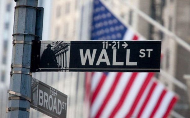 El dólar blue cerró a 250 pesos pero el riesgo país superó los 2700 puntos