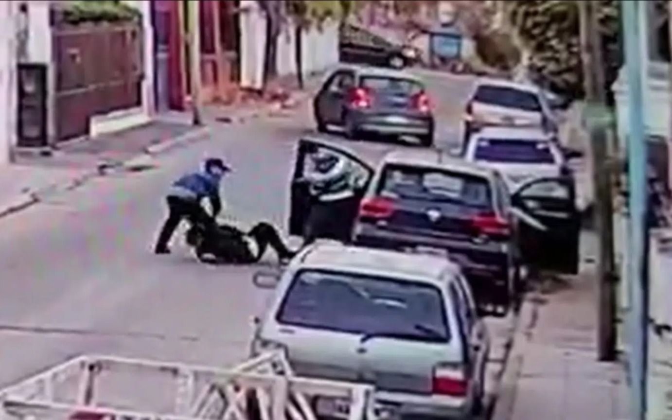 Arrastran por la calle a mujer para robarle el auto
