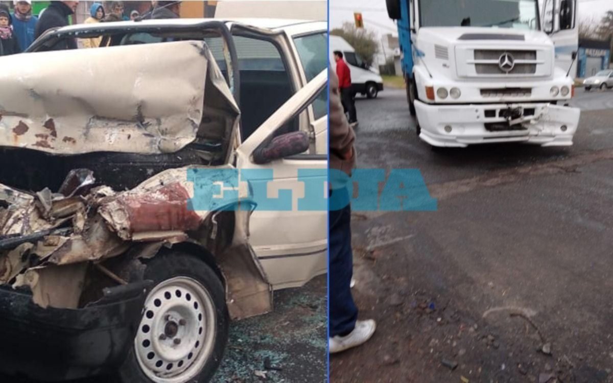 Chocaron un camión y un auto en el cruce de dos avenidas en Los Hornos y de milagro no fue tragedia