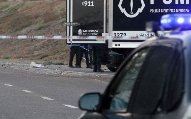 Una familia platense volcó con su auto en una ruta de Mendoza y murió una mujer