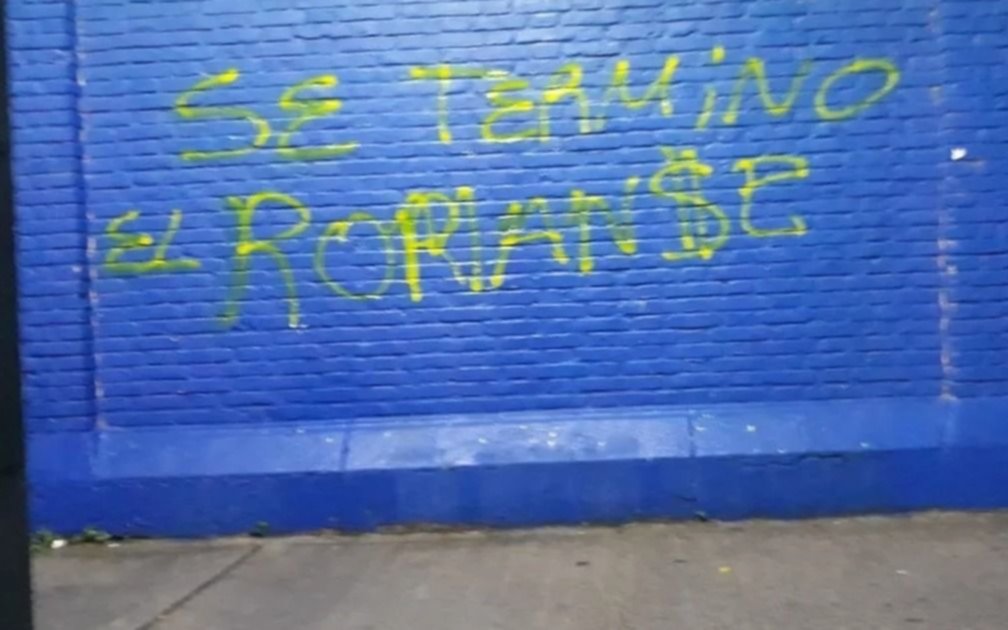 Pintada contra Riquelme en la Bombonera y el clima empeora en Boca: ¿Qué mensaje le dejaron?