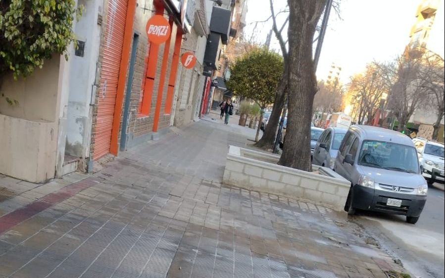 Nace en La Plata el "construí donde quieras": un cantero "ocupa media vereda" en Av. 44
