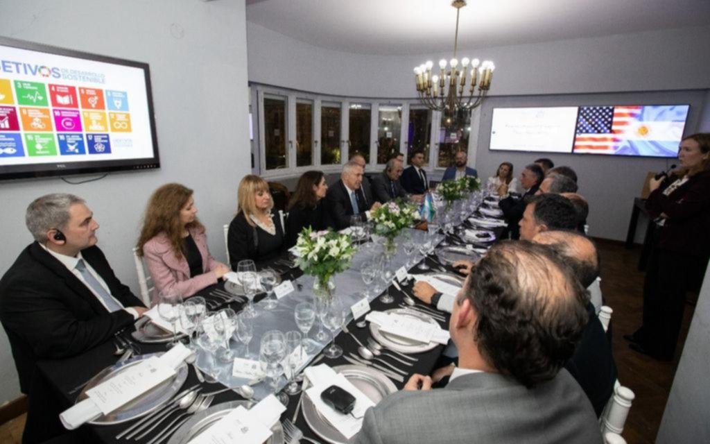 Empresarios y académicos con el embajador de Estados Unidos