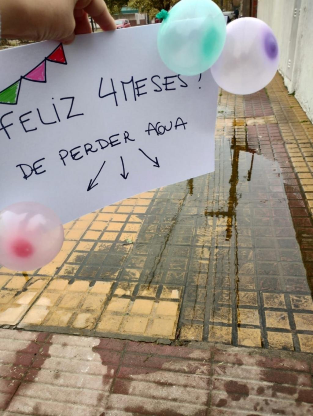 Una particular protesta por una pérdida de agua