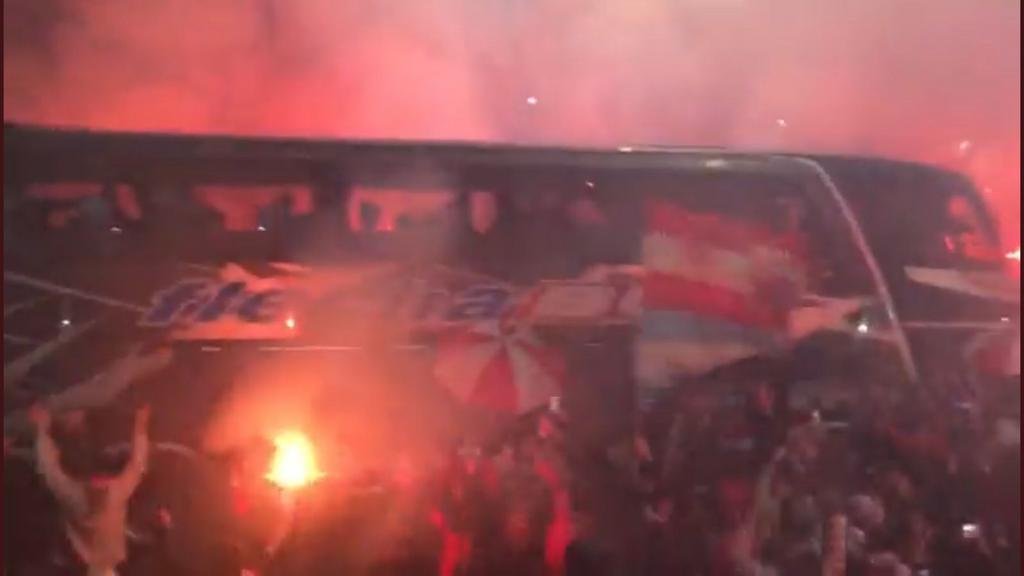 Espectacular recibimiento a la delegación albirroja antes de llegar al estadio de “UNO”