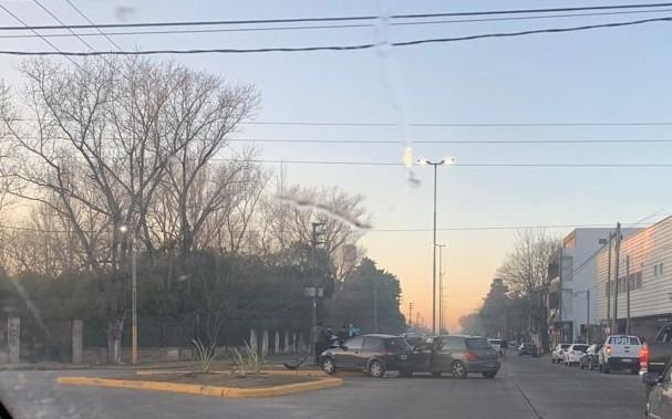 Mañana accidentada en la Ciudad: dos autos chocaron y uno de ellos terminó arriba de una rambla
