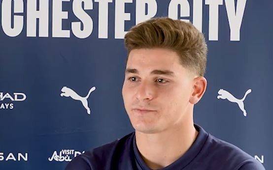 Julián Alvarez, presentado por Manchester City, contó por qué eligió el número 19