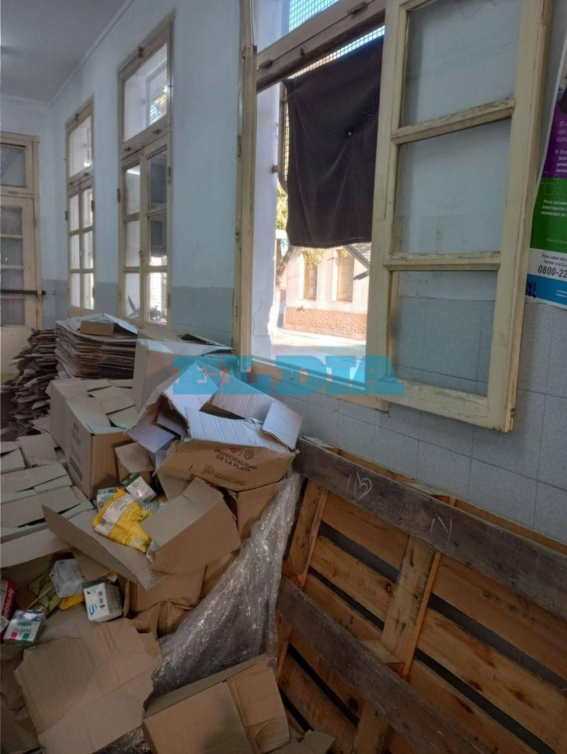 "Golpe de gracia" y dolor en la escuela 69 de La Plata: ahora vaciaron los matafuegos sobre la comida de los chicos 