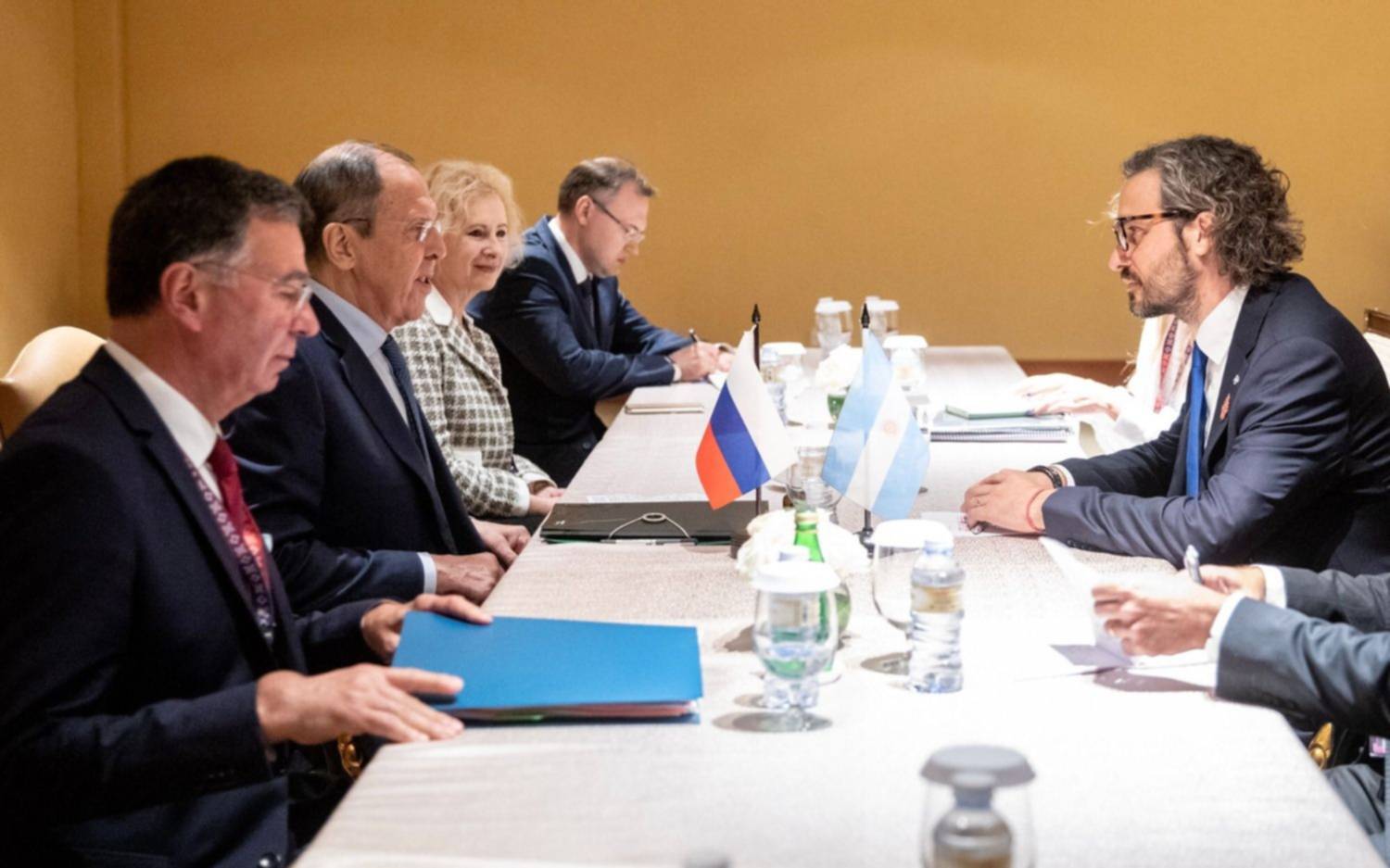 Cafiero se reunió con el canciller de Rusia y pidió el "cese de hostilidades" en Ucrania