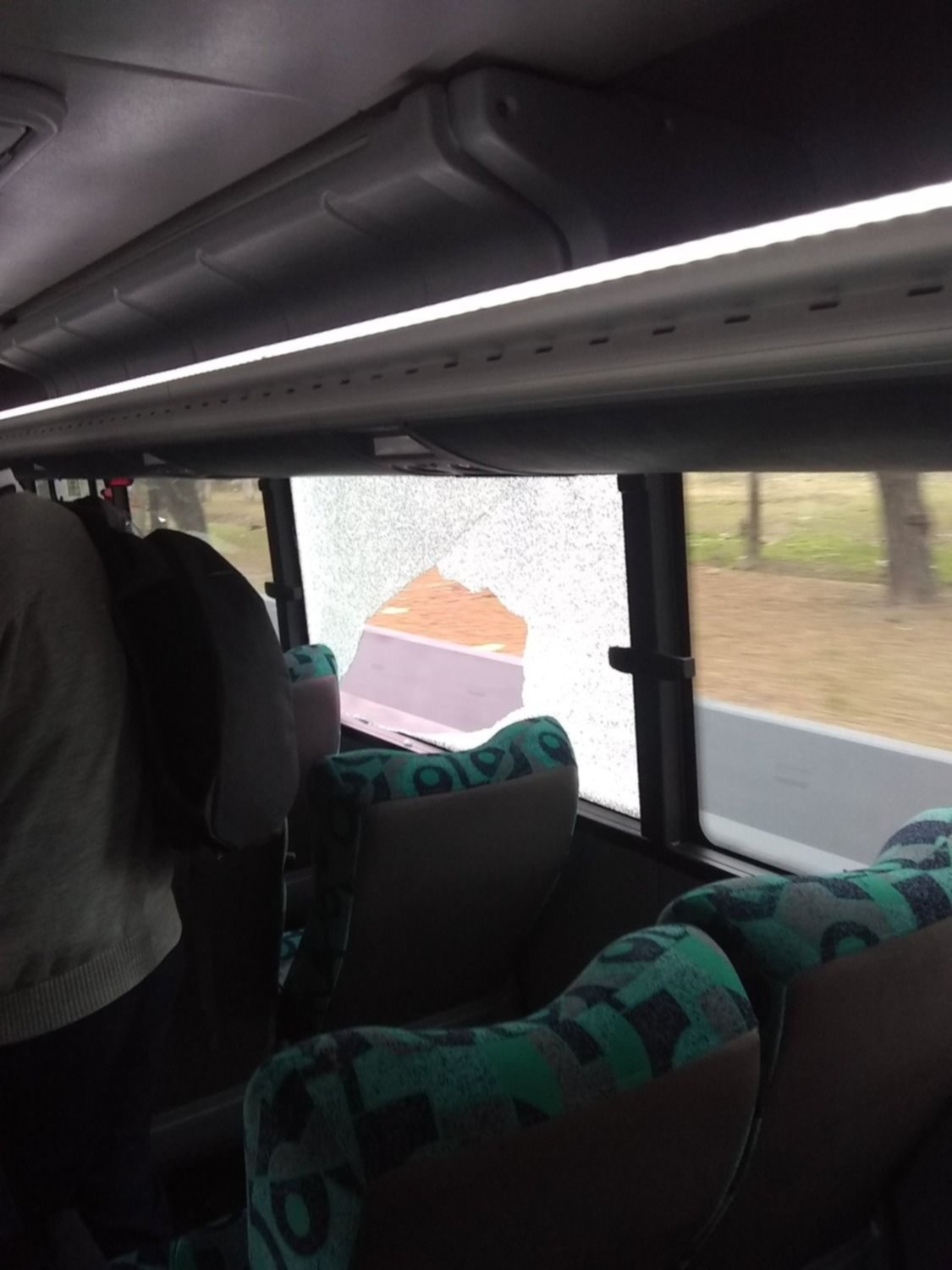 Los tirapiedras y otro vidrio de un micro reventado a cascotazos en la bajada de la Autopista