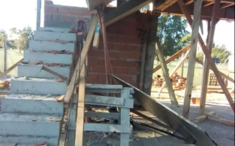 Terror en una obra sobre Ruta 2: cayó una losa y un albañil perdió cuatro dedos