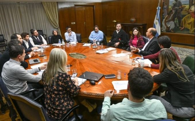 Batakis oficializó a su equipo en Economía con cuatro nombres platenses