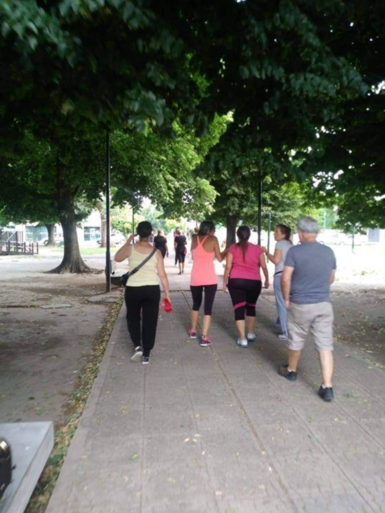 Salud, solidaridad y seguridad: salen a caminar en grupo para evitar robos