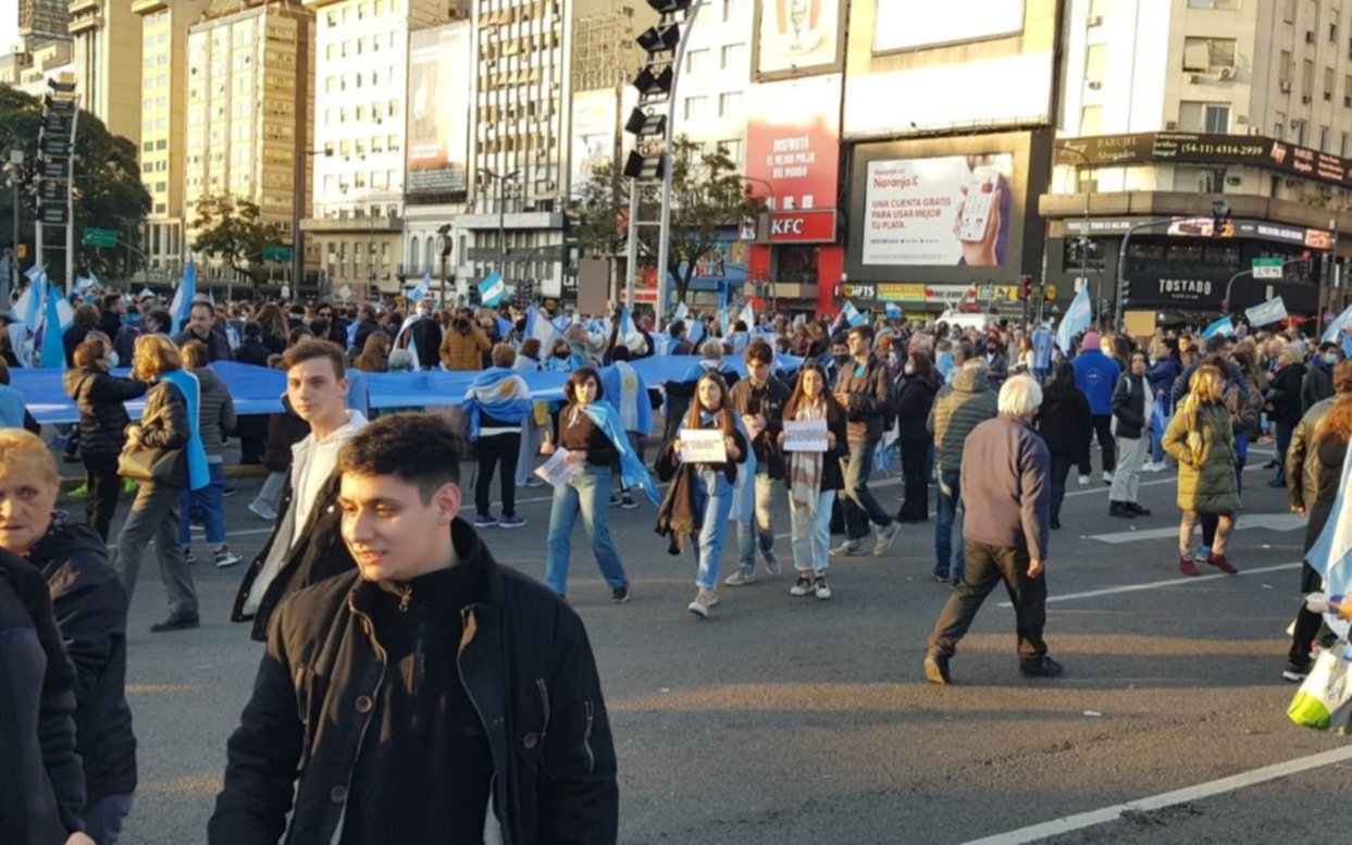 En el Obelisco y en el interior, banderazos para "defender la república"