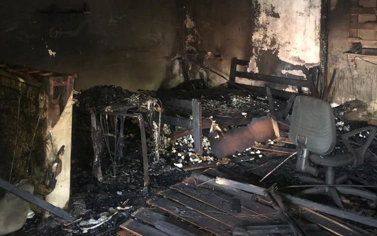 El fuego devoró una casa en Ensenada y una familia perdió todo