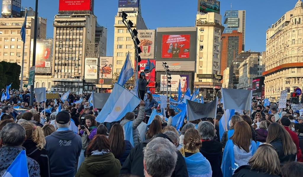 Banderazos y reclamos: fuertes protestas contra el Gobierno