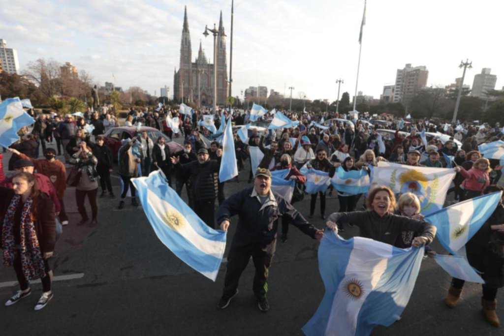 Numerosa presencia de platenses con banderas en la Plaza Moreno