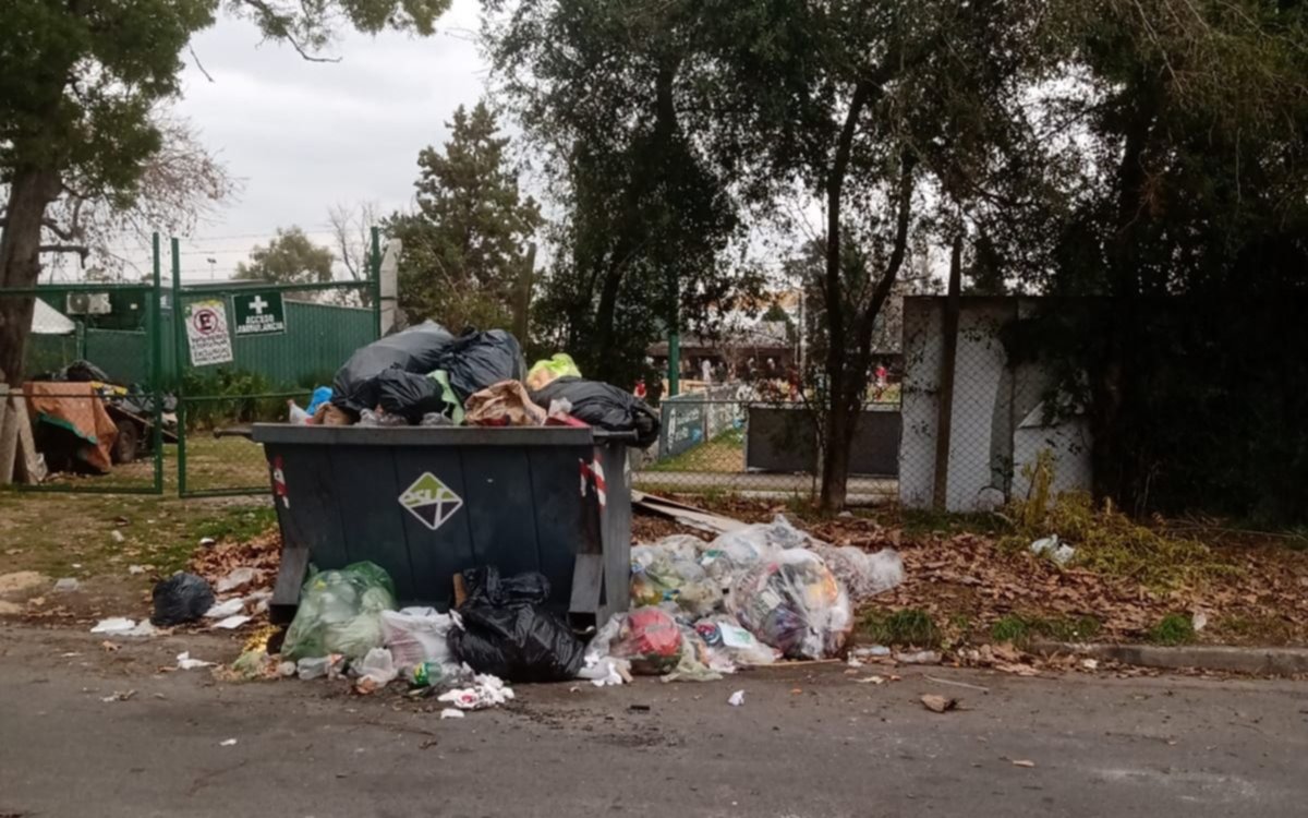 Un enorme basural causa molestia en los vecinos de 523 y 22