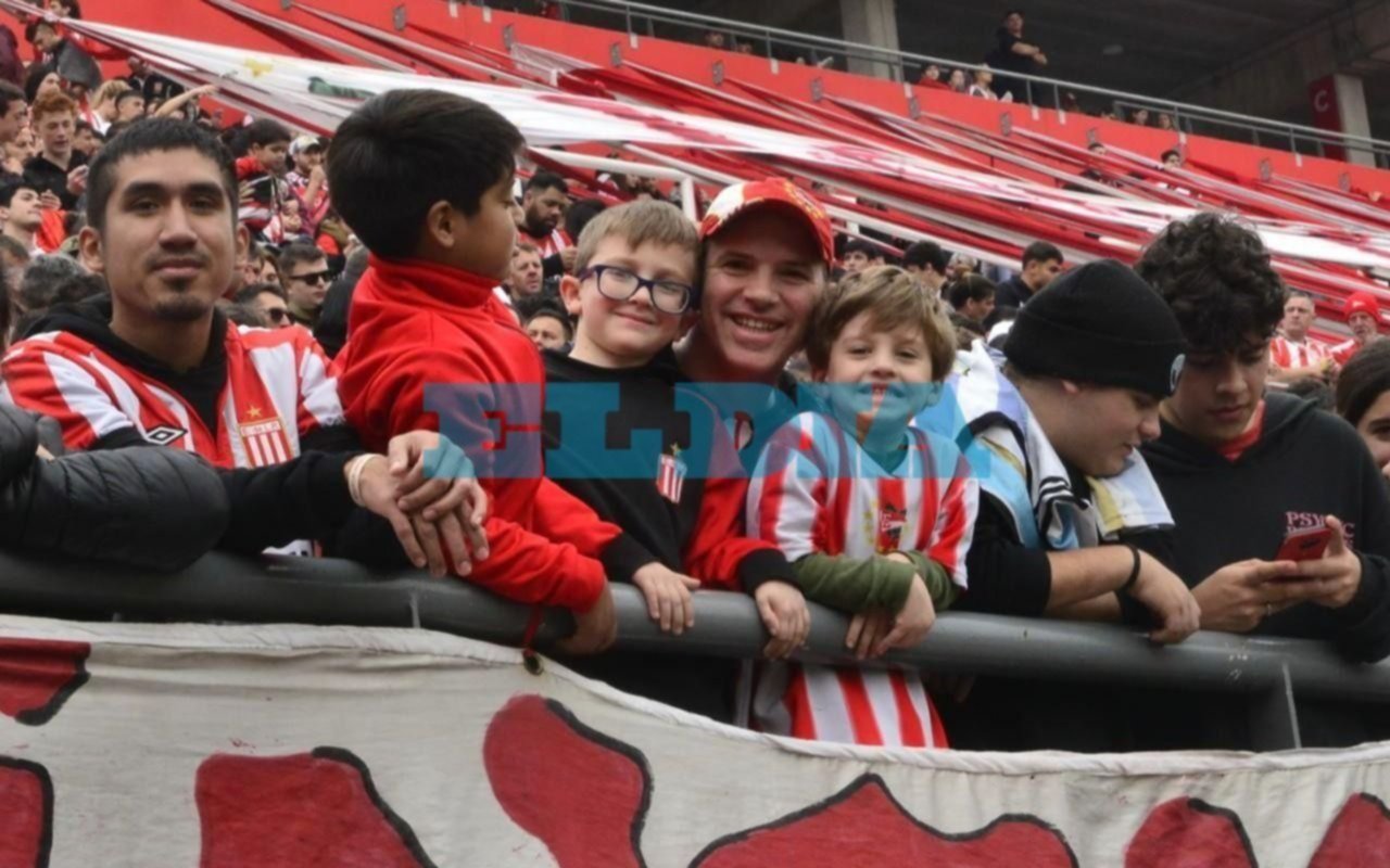 Aliento albirrojo en las tribunas de 1 y 57: mirá la galería de fotos