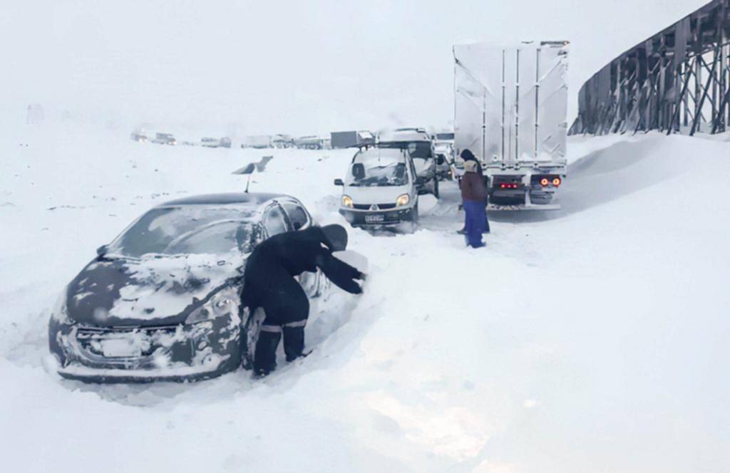 Comenzaron a bajar los autos varados en la alta cordillera